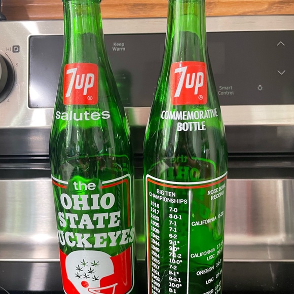 2 Vintage 1972 Big 10 Football Soda POP Bottle: 7 UP SALUTES OHIO STATE BUCKEYES - Picture 2 of 3